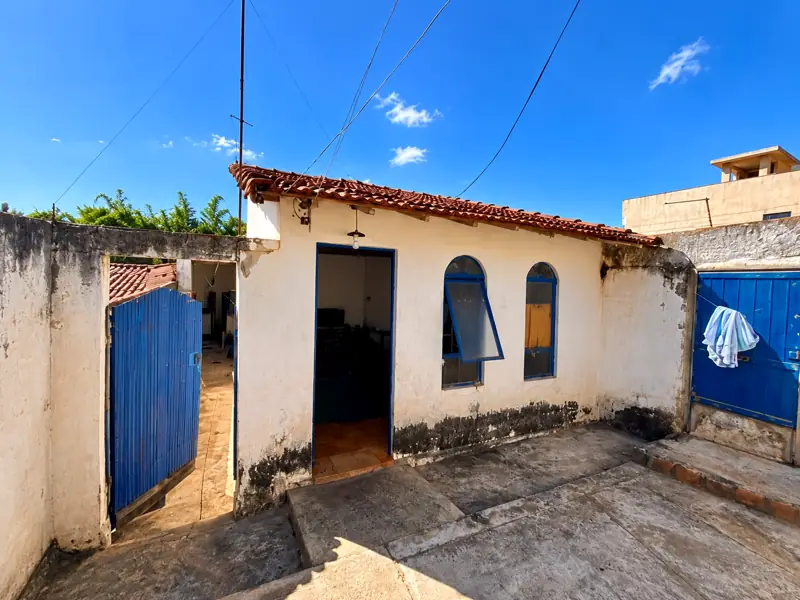 Casa de apoio com portas azuis